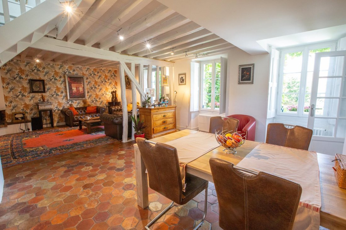 House in Le Mesnil-Saint-Denis, Ile-de-France, France 1 - 18343466
