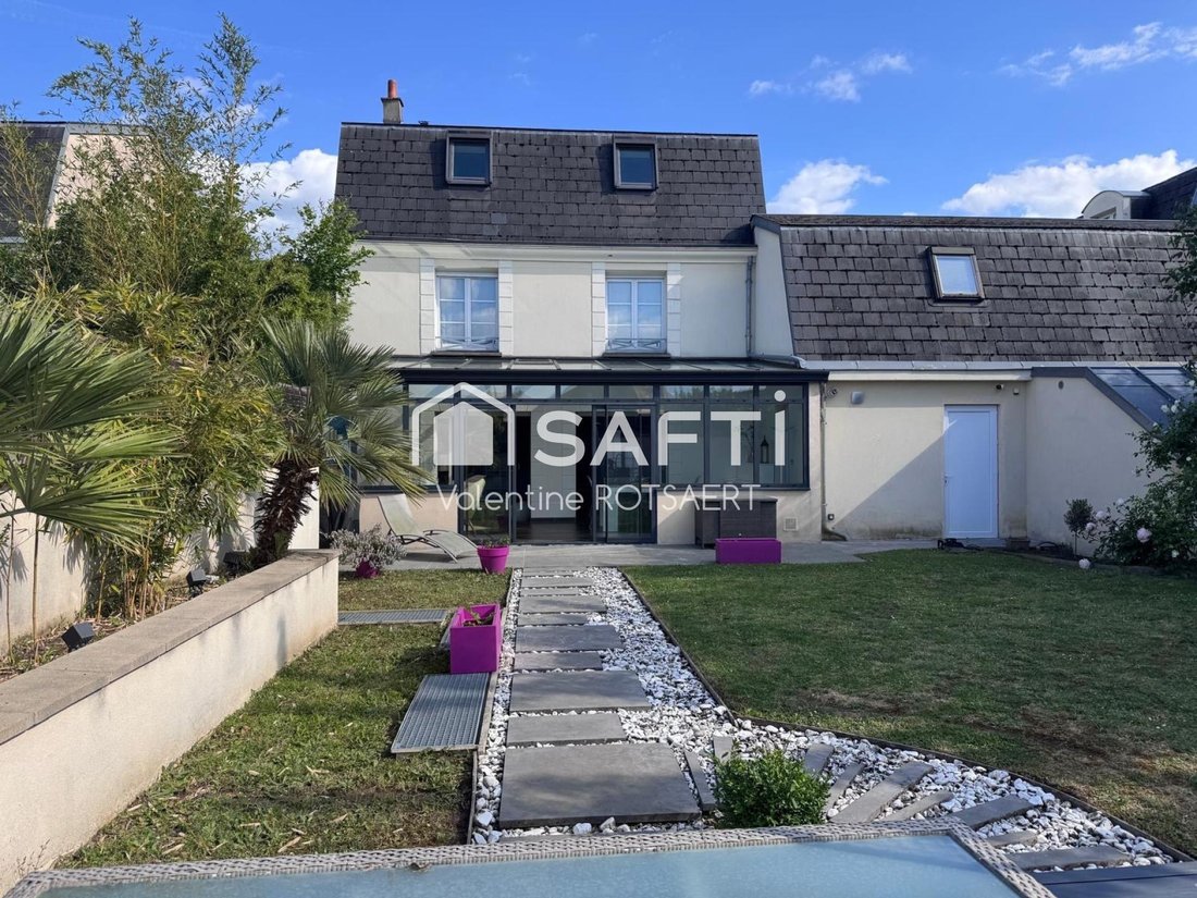 House in Compiegne, Hauts-de-France, France 1 - 17946809