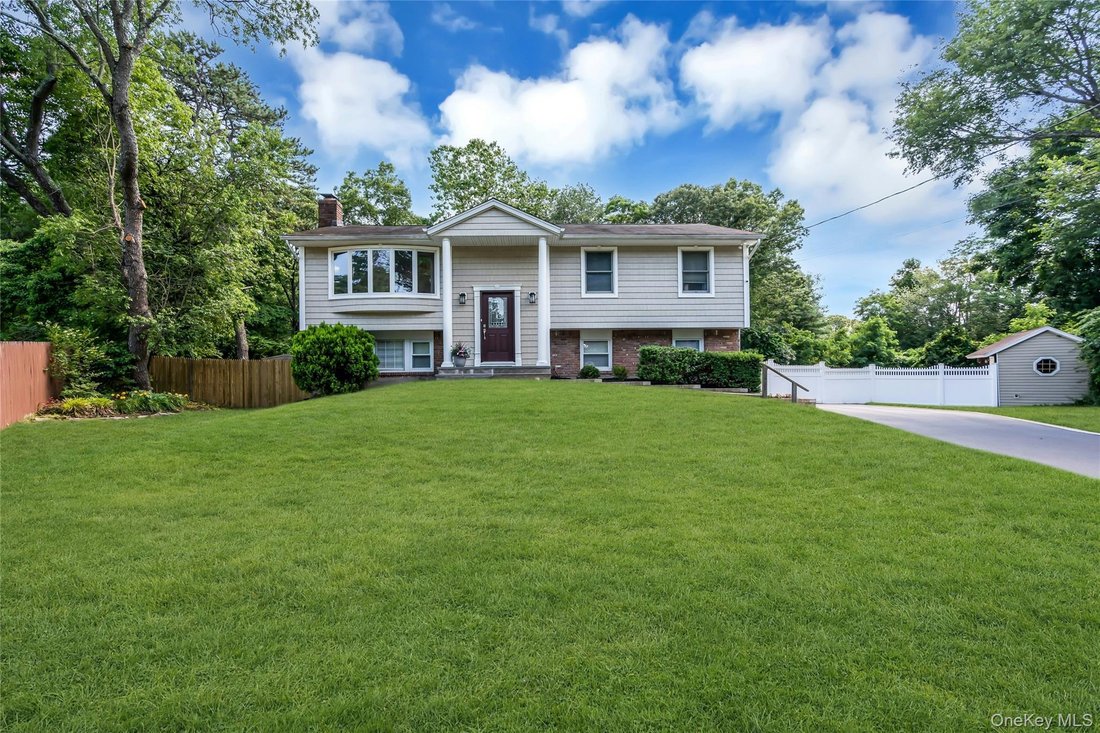 House in Hauppauge, New York, United States 1 - 18348164