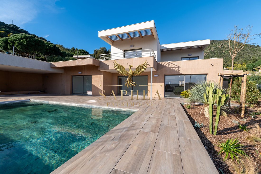 Villa in Le Lavandou, Provence-Alpes-Côte d'Azur, France 1 - 18348763