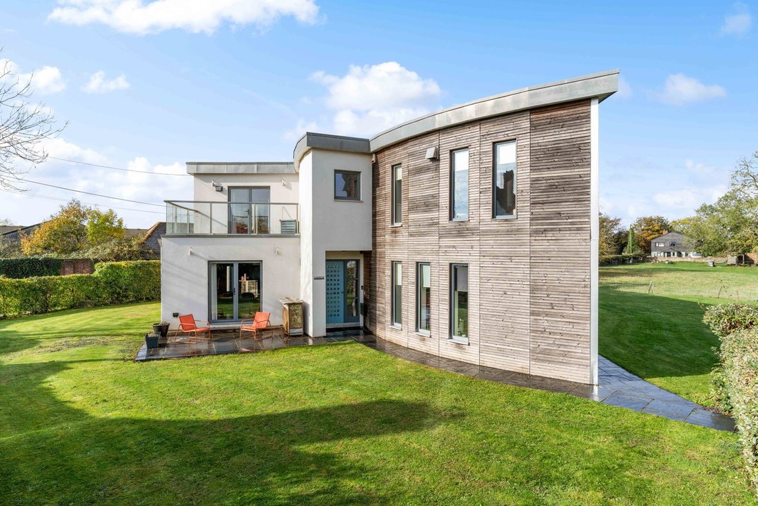 House in Hertfordshire, England 1 - 16609624