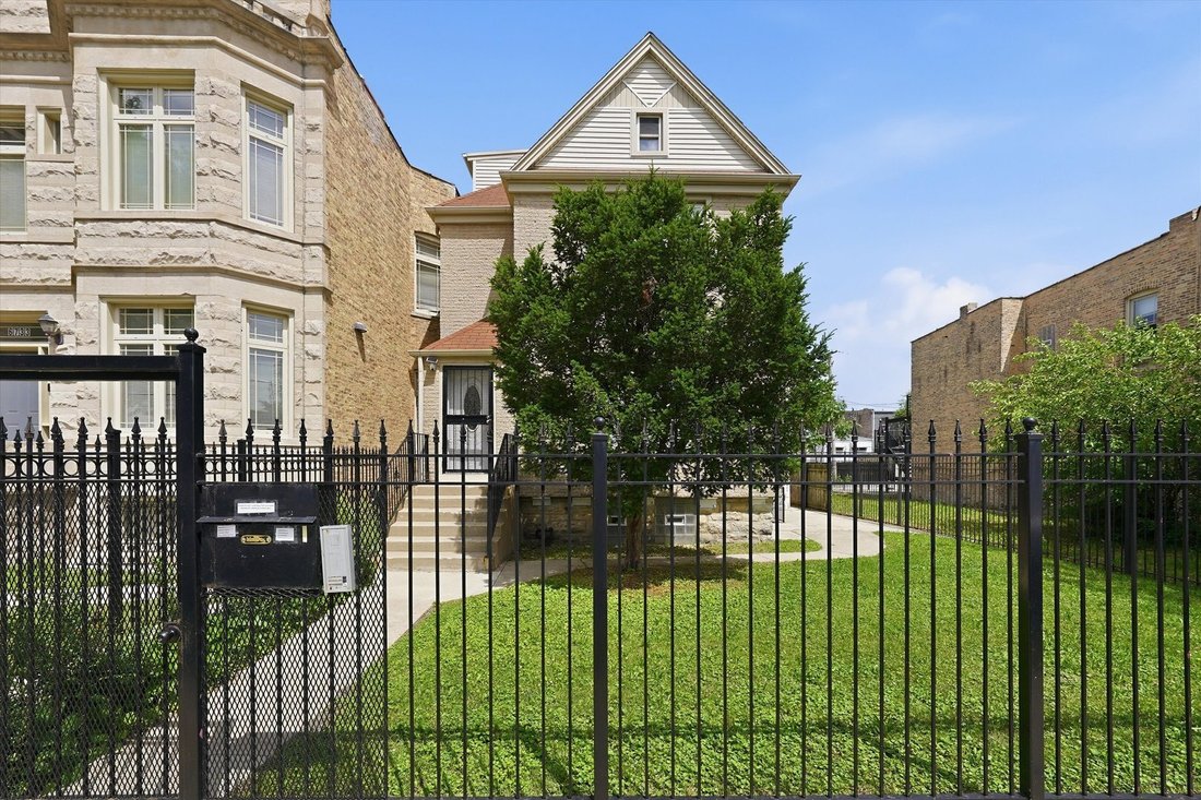 Chicago, Illinois, United States 2 - 18345504