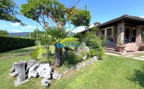 Villa in Poveromo, Massa, Italien 1