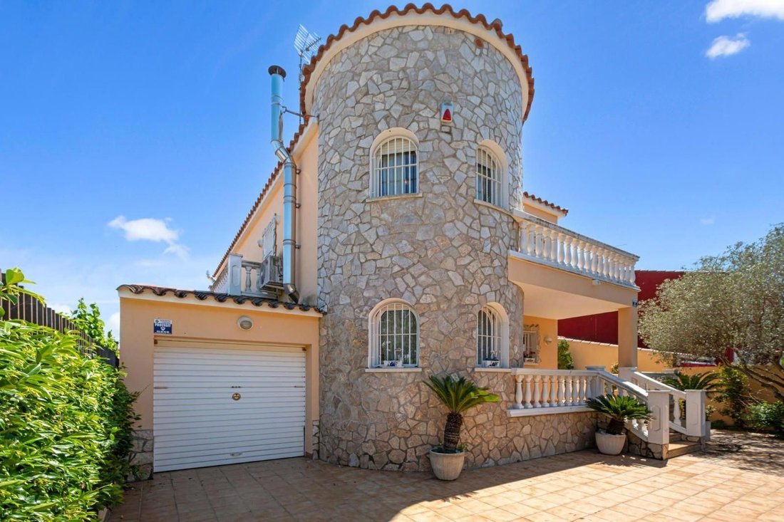 Villa in Castello d'Empuries, Catalonia, Spain 3 - 18342690