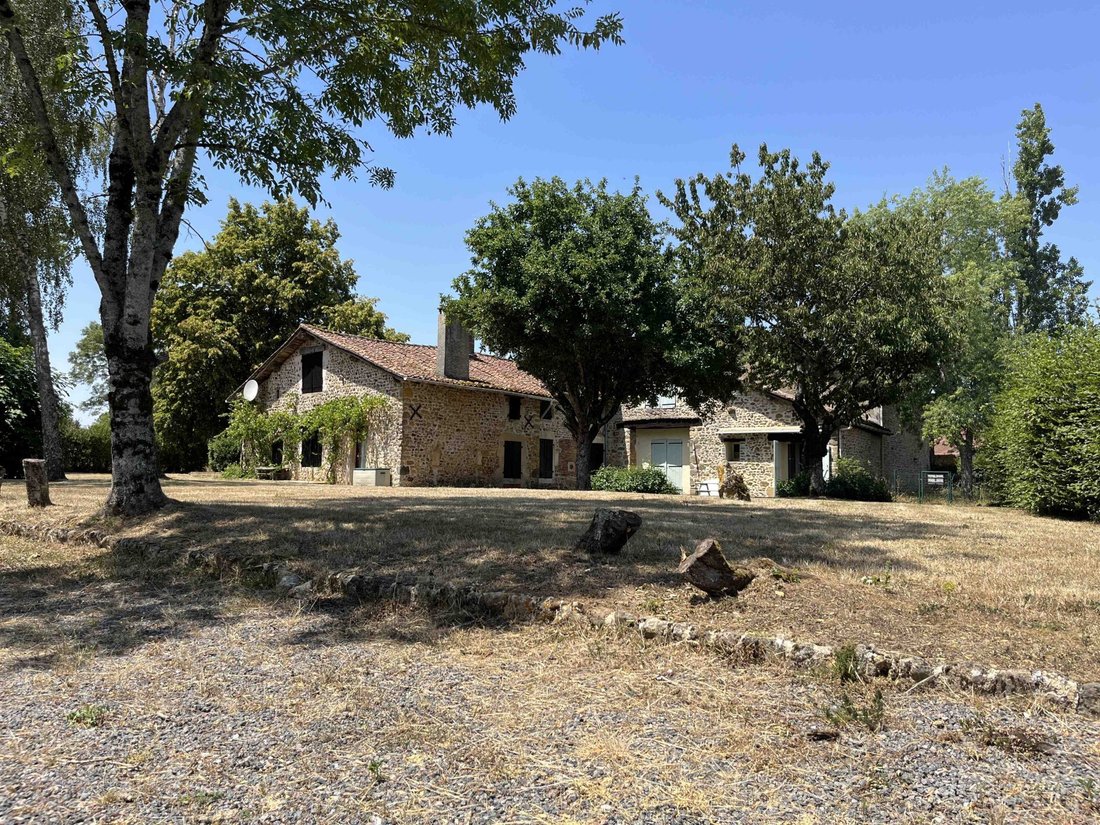 House in Chasseneuil-sur-Bonnieure, Nouvelle-Aquitaine, France 1 - 16170212
