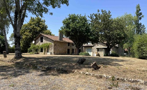 House in Chasseneuil-sur-Bonnieure, Nouvelle-Aquitaine, France 1