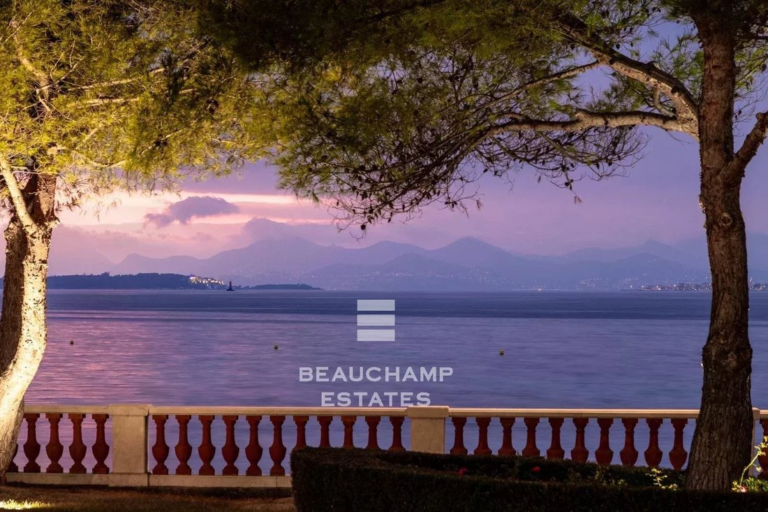 Villa in Antibes, Provence-Alpes-Côte d'Azur, France 1 - 16069492