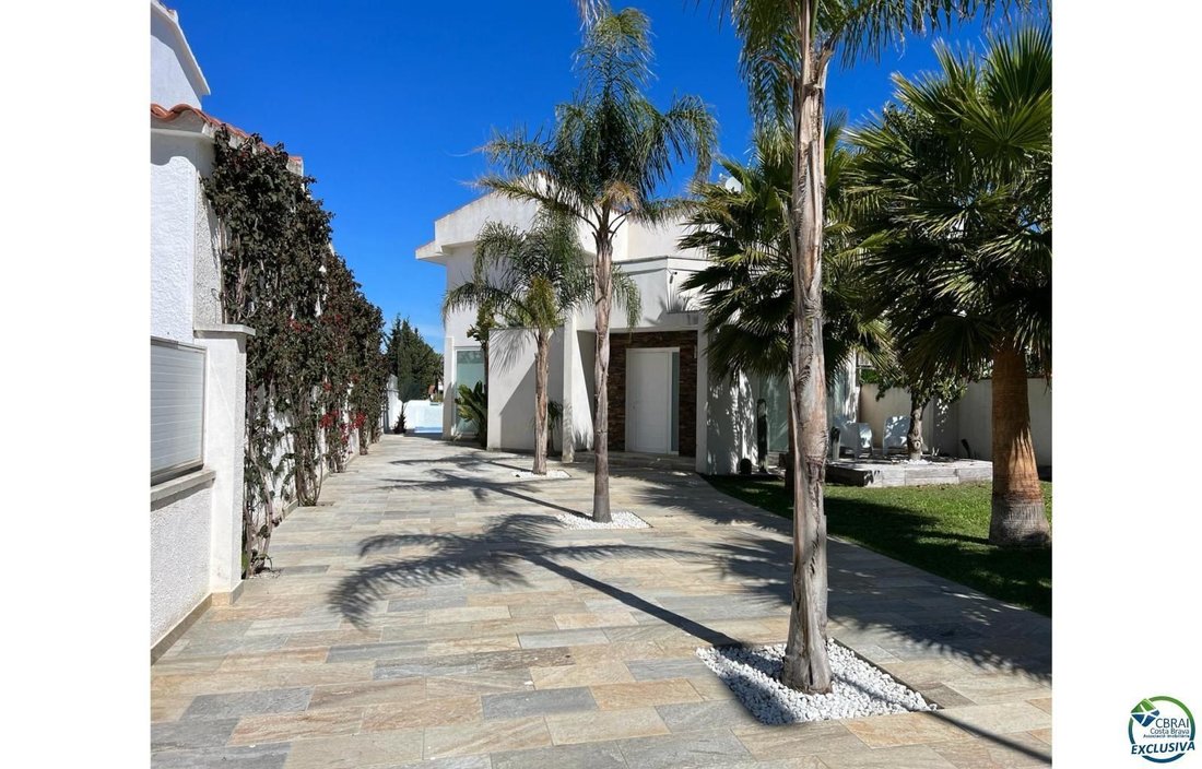 Villa in Empuriabrava, Catalonia, Spain 1 - 18342588
