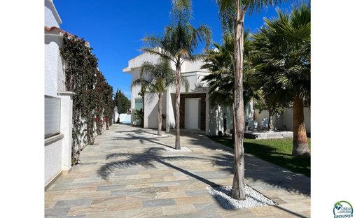 Villa in Empuriabrava, Katalonien, Spanien 1