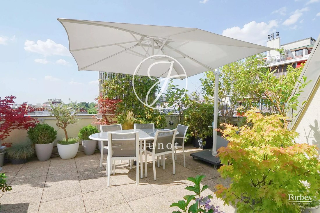 Apartment in Buttes Chaumont, Paris 19e Arrondissement, Paris 2 - 18344253