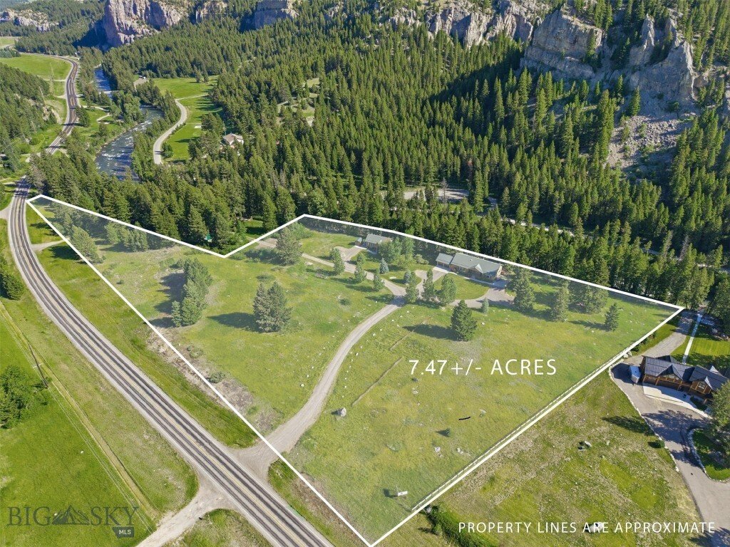 Gallatin Gateway, Montana, United States 1 - 18349881