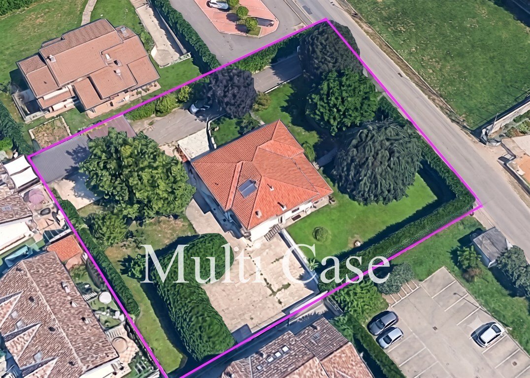 Villa in Cislago, Lombardy, Italy 2 - 18345385
