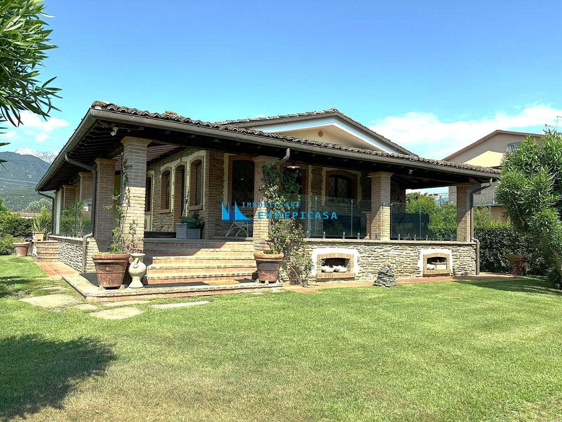 Villa in Poveromo, Massa, Italy 2 - 18345654