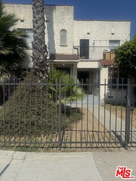 Los Angeles, California, United States 1 - 18346350