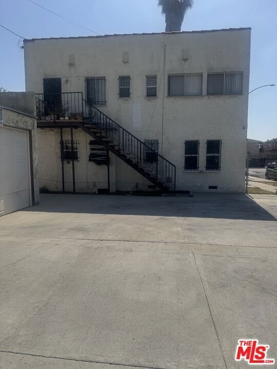 Los Angeles, California, United States 2 - 18346350