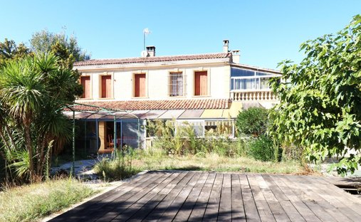 House in Agglomeration, Senas, France 1