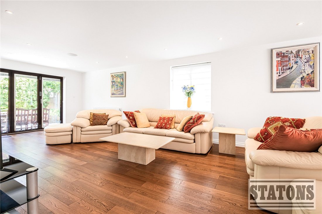 Bungalow in The Ridgeway, Enfield, England 4 - 18343909