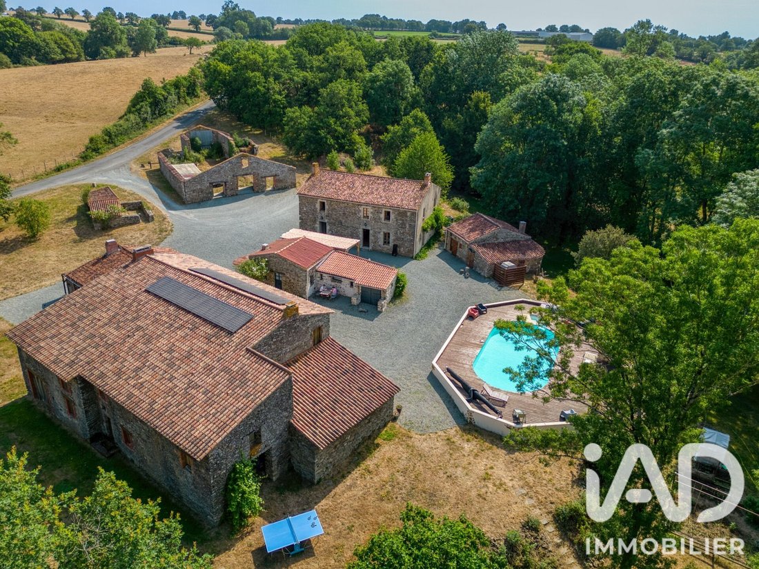 House in Saint-Martin-des-Noyers, Pays de la Loire, France 1 - 18345617