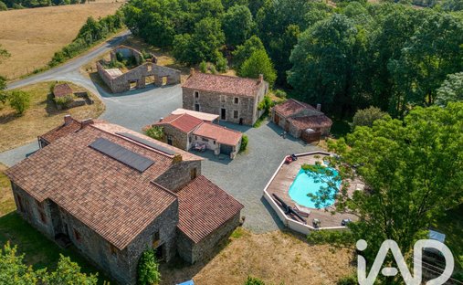 Maison à Saint-Martin-des-Noyers, Pays de la Loire, France 1