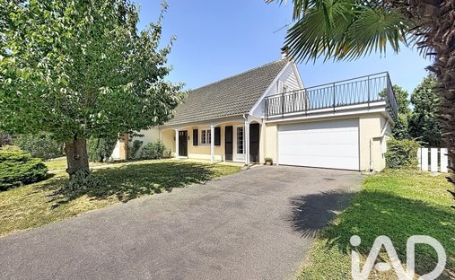 House in La Verville Est, Mennecy, France 1