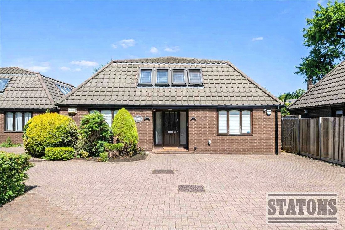 Bungalow in The Ridgeway, Enfield, England 1 - 18343909