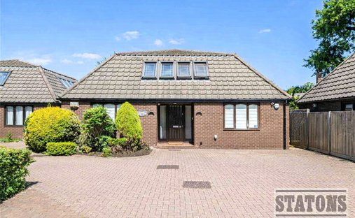 Bungalow in The Ridgeway, Enfield, England 1