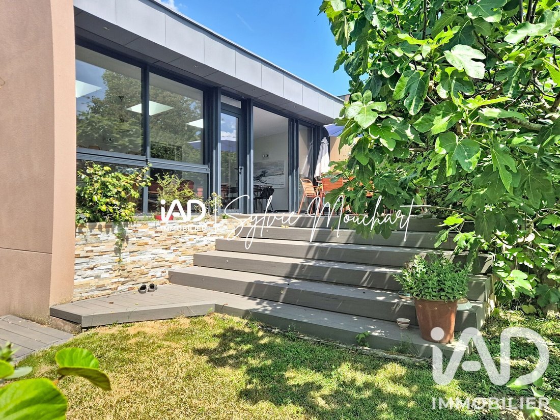 House in Les Clayes-sous-Bois, Ile-de-France, France 1 - 18345352