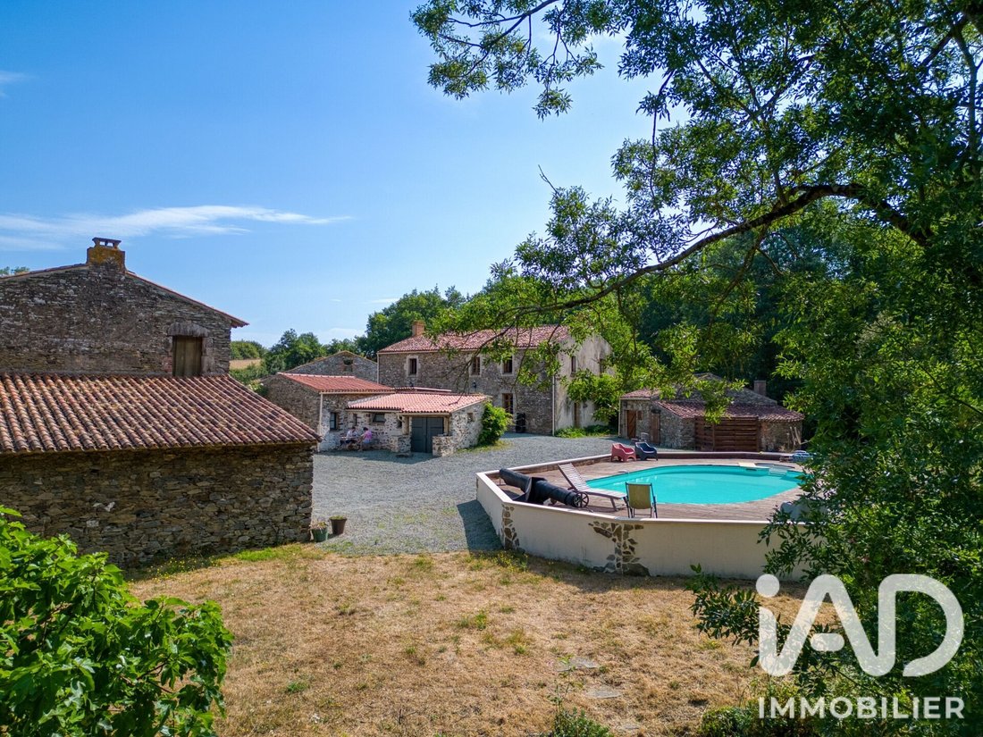 House in Saint-Martin-des-Noyers, Pays de la Loire, France 2 - 18345617