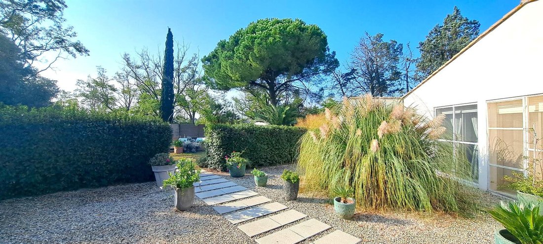 Estate in Saintes-Maries-de-la-Mer, Provence-Alpes-Côte d'Azur, France 4 - 18344311