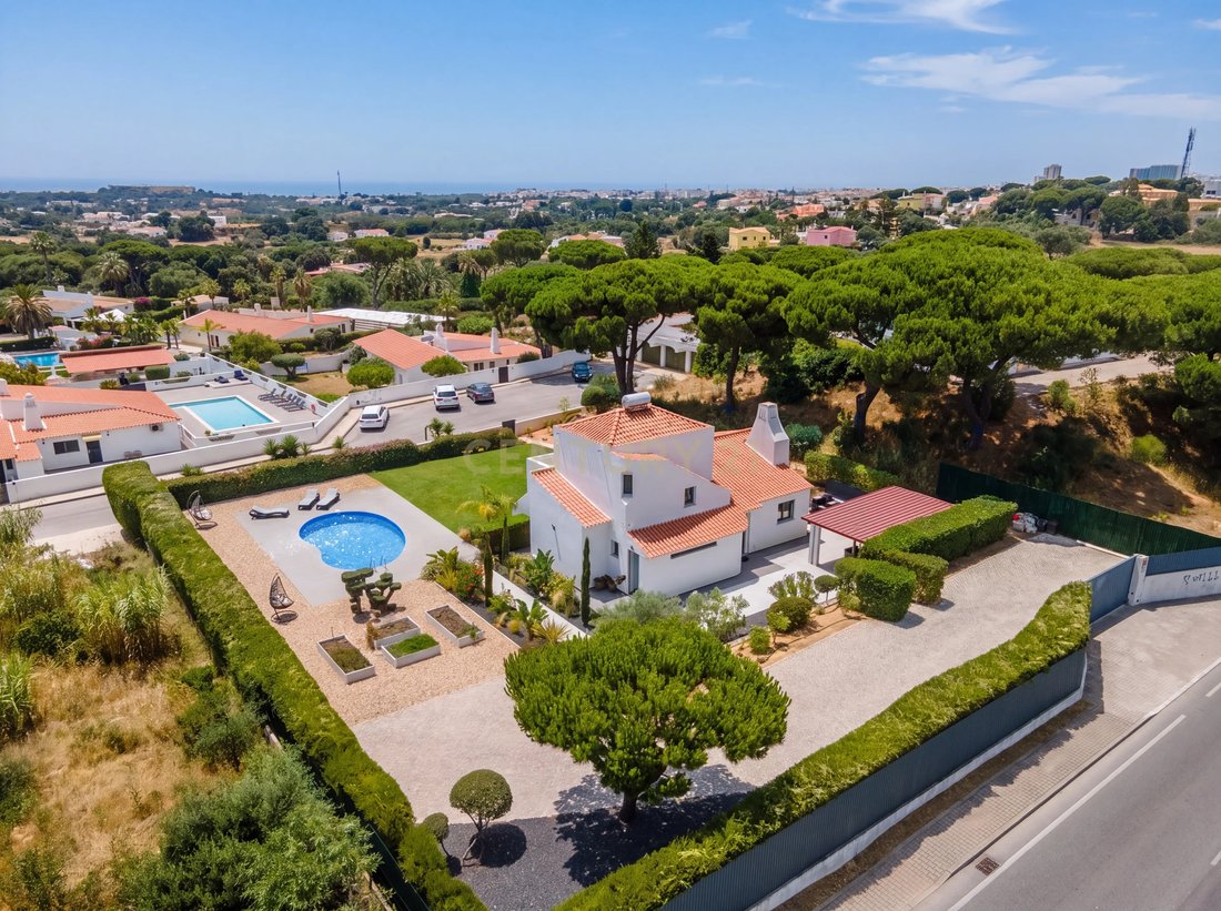 Villa in Olhos de Agua, Algarve, Portugal 1 - 18345699