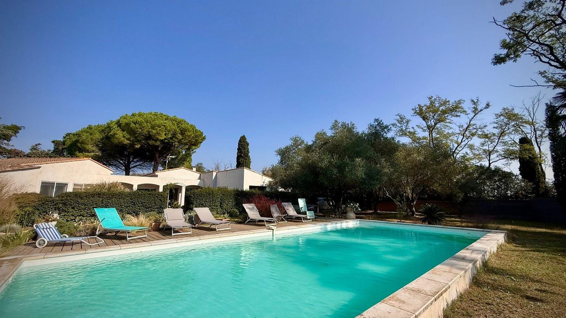 Estate in Saintes-Maries-de-la-Mer, Provence-Alpes-Côte d'Azur, France 1 - 18344311
