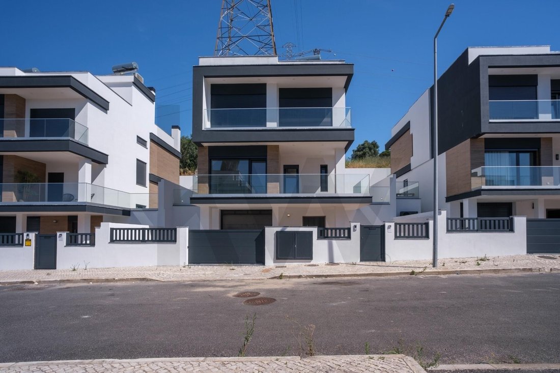 Townhouse in Vialonga, Lisbon, Portugal 2 - 16280702