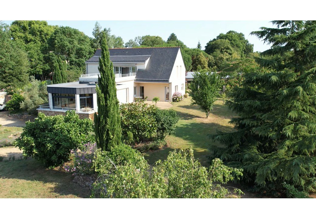Villa in La Chapelle-Saint-Laud, Pays de la Loire, France 1 - 18346758