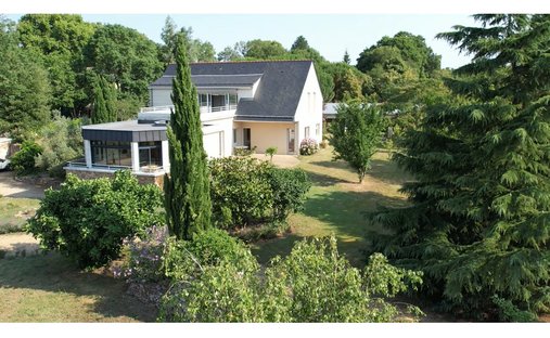 Villa in La Chapelle-Saint-Laud, Pays de la Loire, France 1