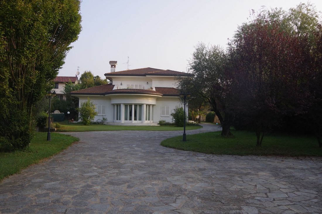 Villa in Agrate Brianza, Lombardy, Italy 3 - 18348023