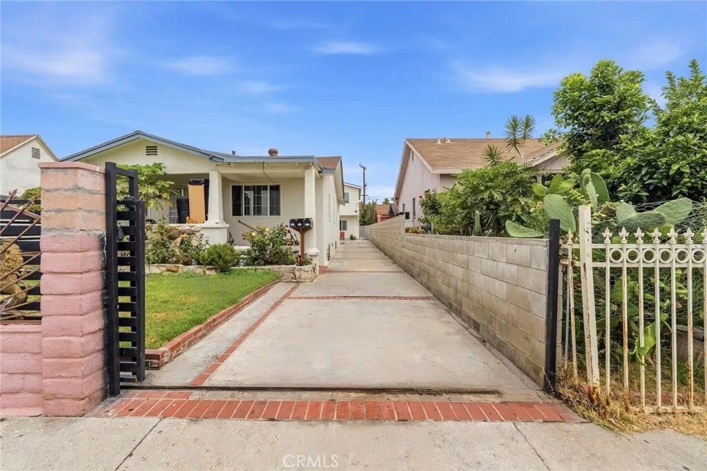 East Los Angeles, California, United States 2 - 18350088