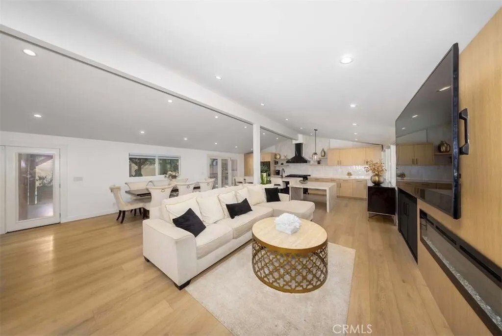 Condo in Los Alamitos, California, United States 4 - 18350068