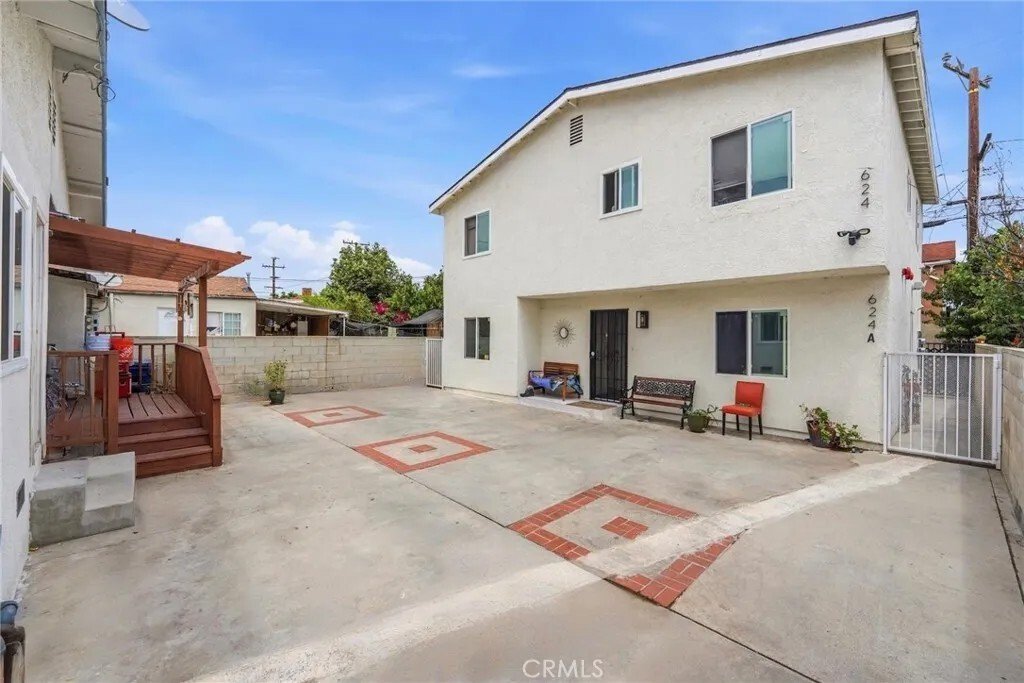East Los Angeles, California, United States 4 - 18350088