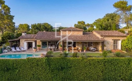 Villa in Bois Fleuri-Chevre d'Or-Saint Philippe, Biot, France 1