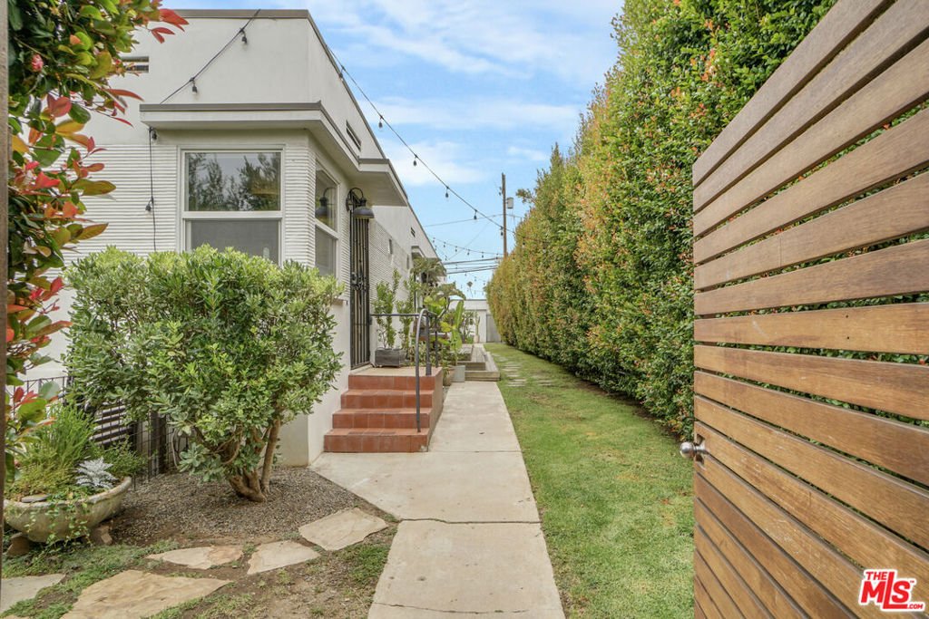 Los Angeles, California, United States 2 - 18354941