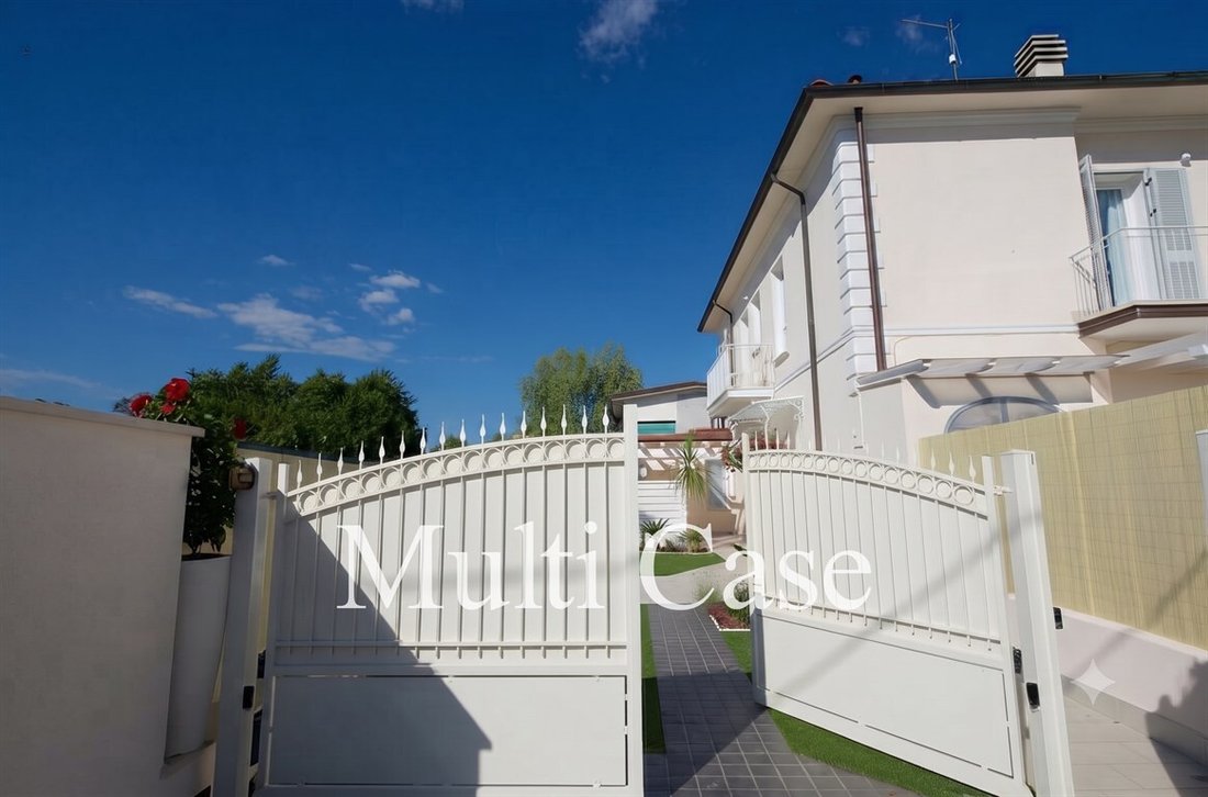 Villa in Motrone, Pietrasanta, Italy 1 - 18353396