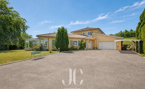House in Saint-Cyr-sur-le-Rhone, Auvergne-Rhône-Alpes, France 1
