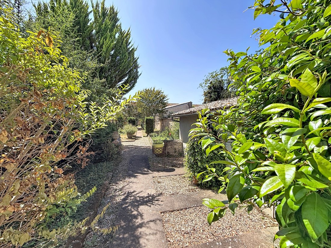House in La Rochefoucauld, La Rochefoucauld-en-Angoumois, France 2 - 18041056