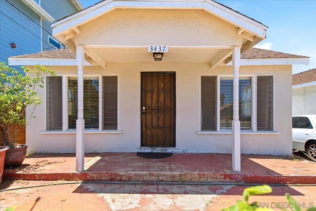 Carlsbad, California, United States 1 - 18158735