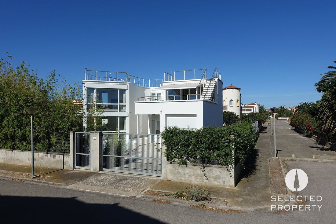Villa in Sant Pere Pescador, Catalonia, Spain 4 - 18351514