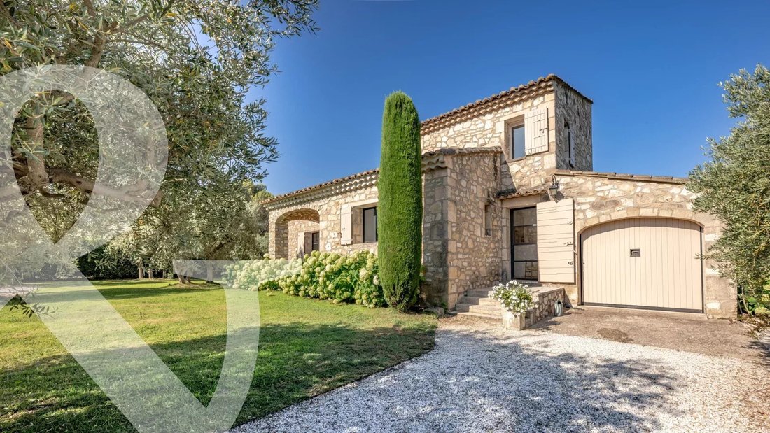 House in Eygalières, Provence-Alpes-Côte d'Azur, France 2 - 17993687