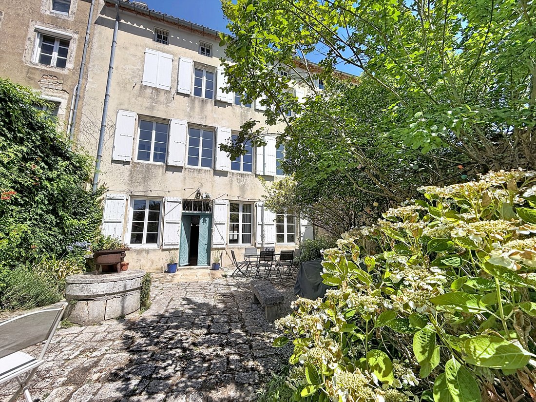 House in La Rochefoucauld, La Rochefoucauld-en-Angoumois, France 1 - 18041056