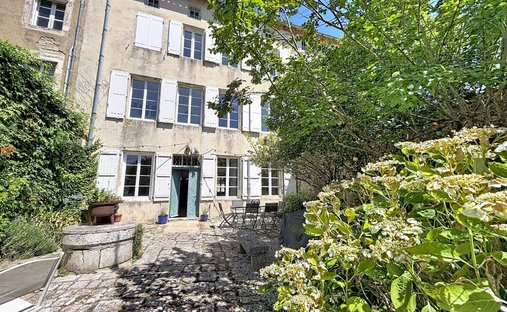 House in La Rochefoucauld, La Rochefoucauld-en-Angoumois, France 1