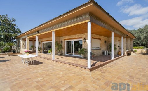 House in Cornella del Terri, Catalonia, Spain 1