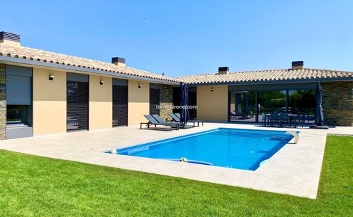 Casa en Navata, Cataluña, España 1